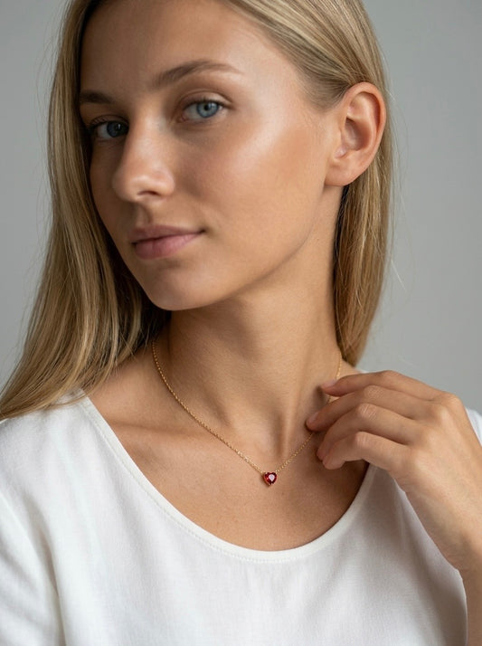 Kaklarota "Amour” | Apzeltīta ķēdīte ar sarkanu sirds formas kristāla kulonu. Ameno rotas - Latvija