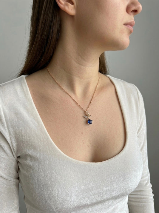 Apzeltīta kaklarota ar kubveida kristālu "Butterfly" - Ameno.lv | Plašākais rotaslietu klāsts Latvijā