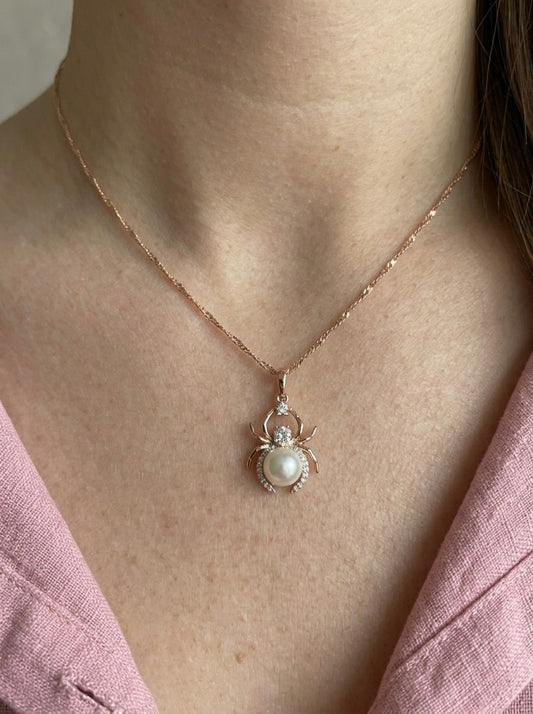 Apzeltīta hipoalerģiska pērļu kaklarota ar zirneklīti “Spider” - Ameno.lv rotaslietu internetveikals