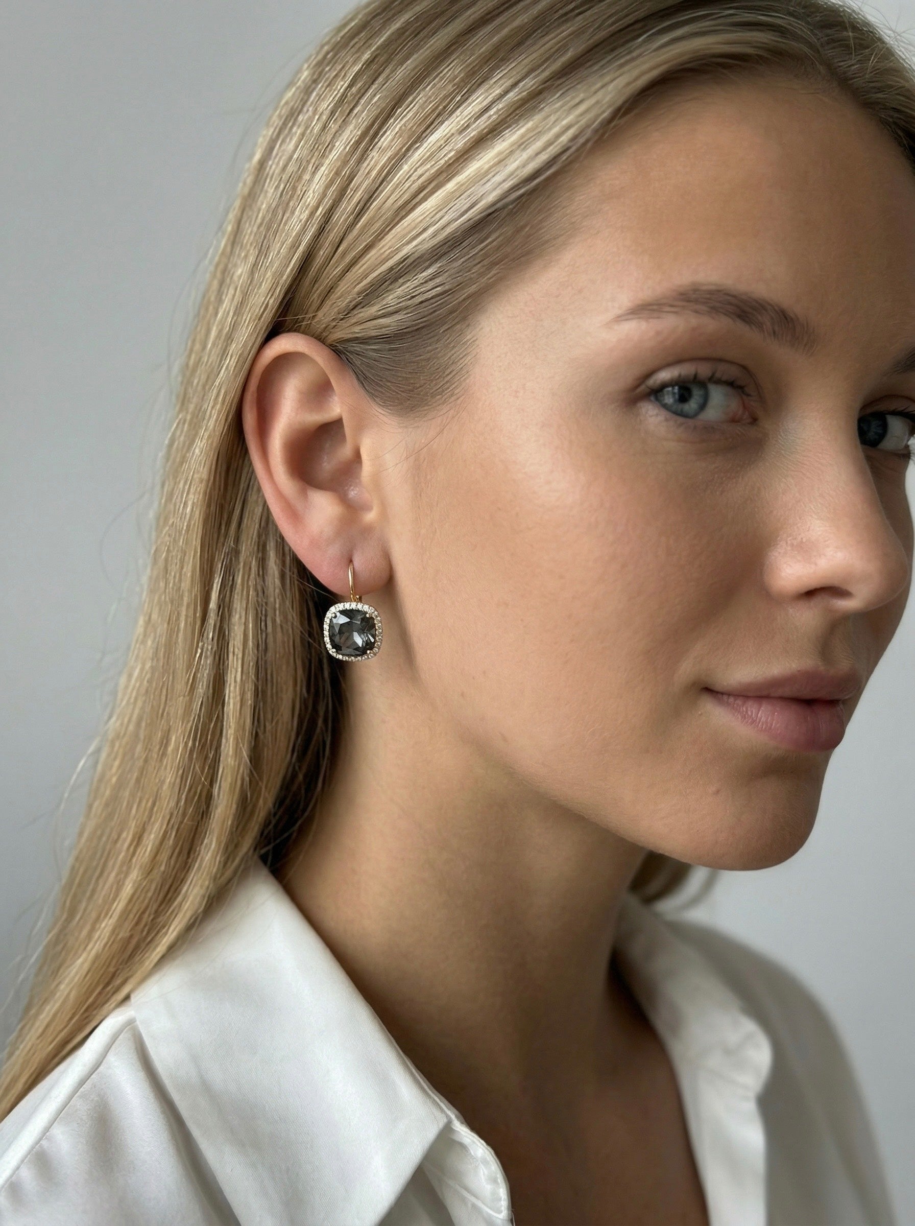 Apzeltīti auskari ar kristāliem - "Classy Grey" | Ameno Accessories Latvija | Augstākās kvalitātes bižutērija