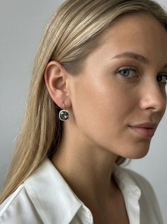 Apzeltīti auskari ar kristāliem - "Classy Grey" | Ameno Accessories Latvija | Augstākās kvalitātes bižutērija
