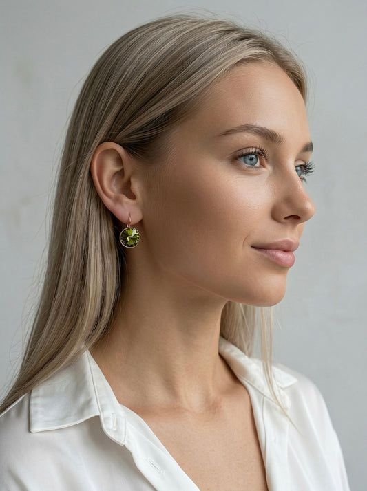 Hipoalerģiski auskari ar zaļu kristālu "Anna Olive Green" - Ameno.lv