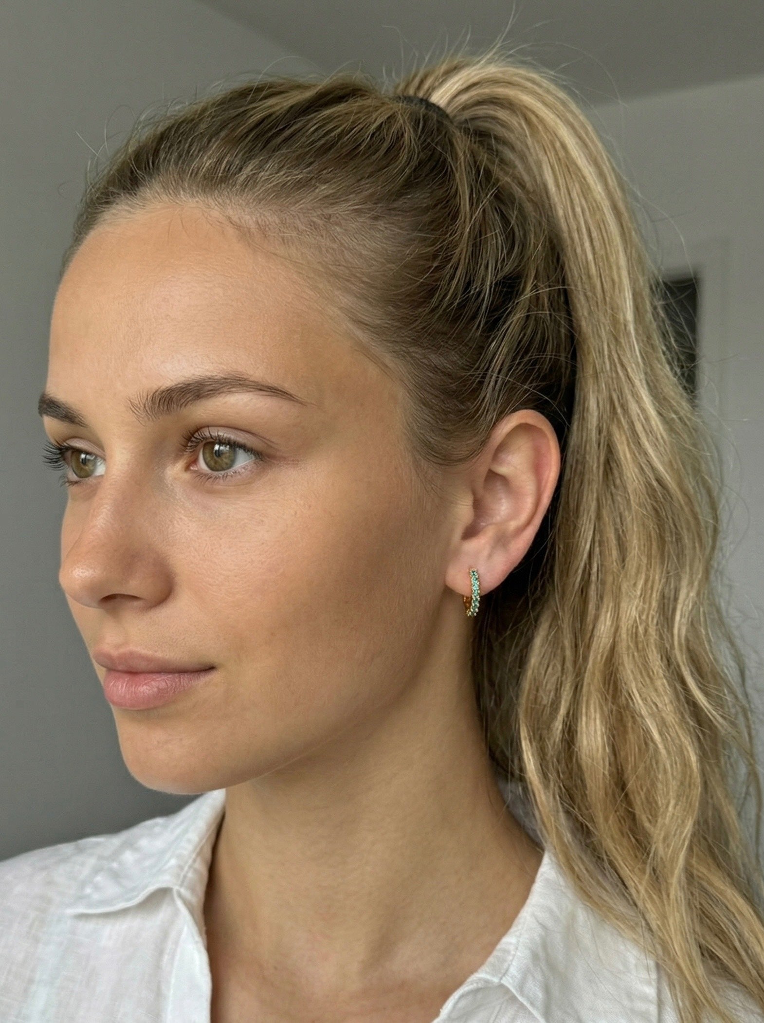 Auskari "English Green" auskaru rinķīši ar zaļiem kristāliem - Ameno Latvijas rotaslietas