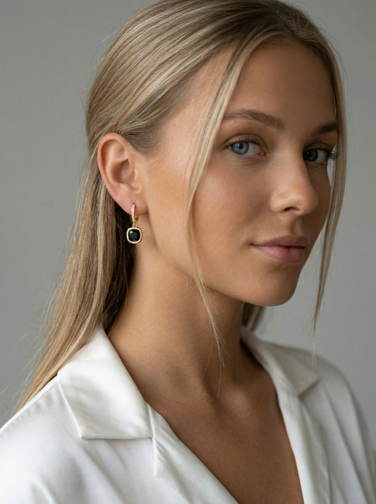 Auskari "Leonora Black" - apzeltīti auskari ar melnu kristālu - Ameno rotaslietas