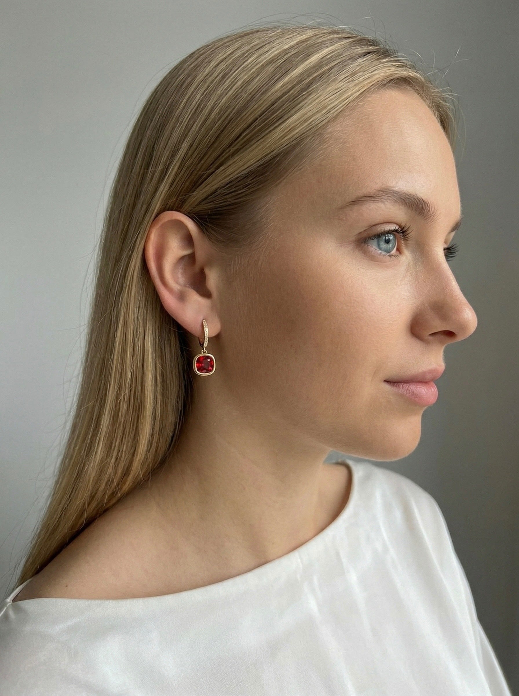Auskari "Leonora Red" - premium auskari ar sarkanu kristālu - Ameno aksesuāri sievietēm