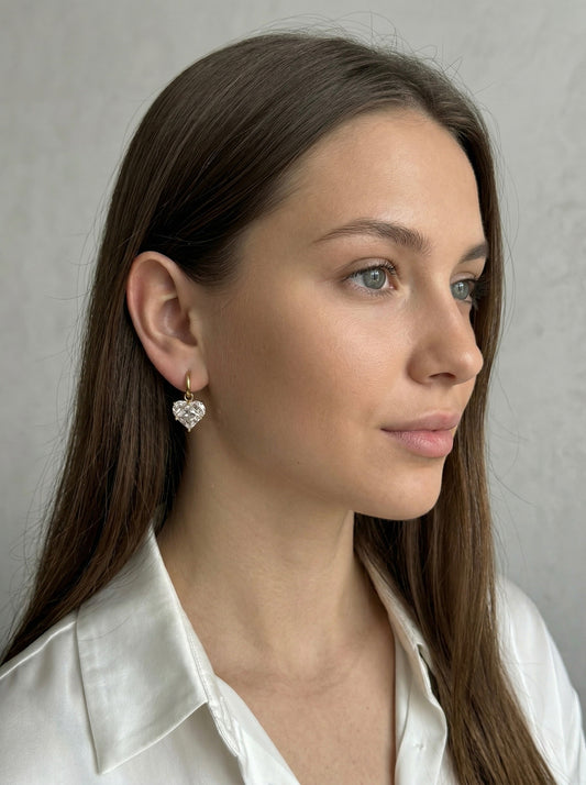 Apzeltīti sirsniņu auskari ar kristālu “White Heart” Ameno.lv