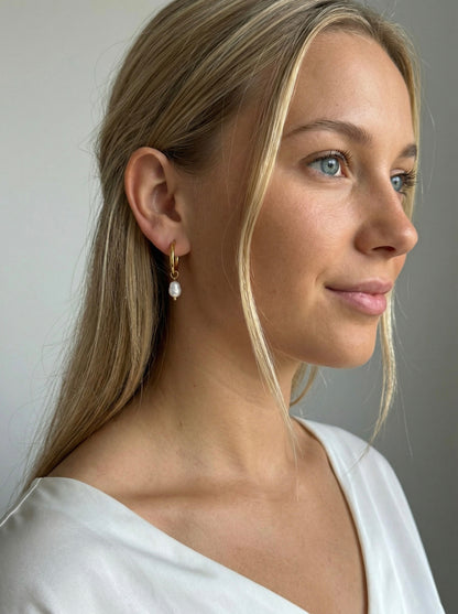 Upes pērļu auskari “Pearl Serenity Hoops” - Dabīgi upes pērļu auskari - Ameno.lv - Rotaslietu veikals - internetveikals - Latvija - Rīga