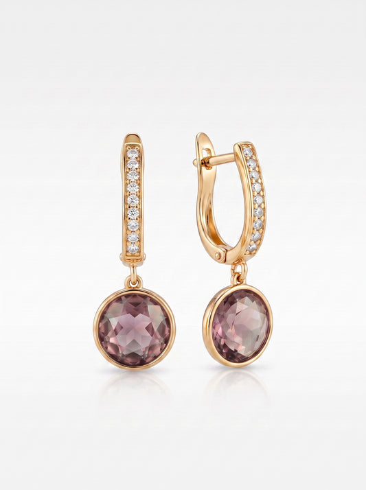 Tuvplāns ar 18K apzeltītiem auskariem "Merveille" un pūderrozā 10mm Swarovski kristālu uz balta fona.
